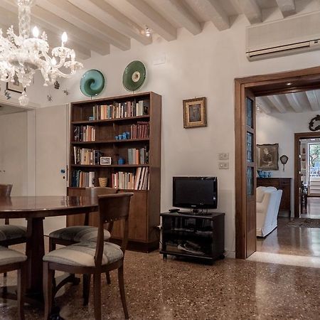 Accademia Terrazza Apartment เวนิส ภายนอก รูปภาพ
