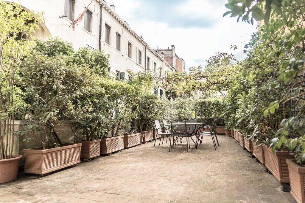Accademia Terrazza Apartment เวนิส ภายนอก รูปภาพ