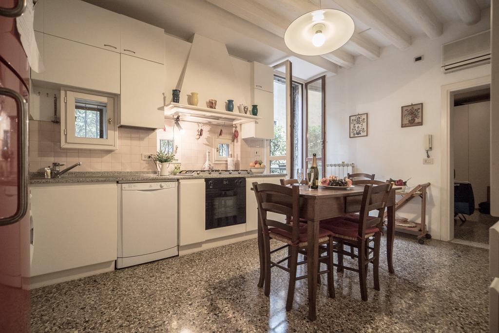 Accademia Terrazza Apartment เวนิส ภายนอก รูปภาพ